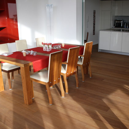 Küche mit hellbraunem Parkett und dazu passenden Holz-Möbeln 