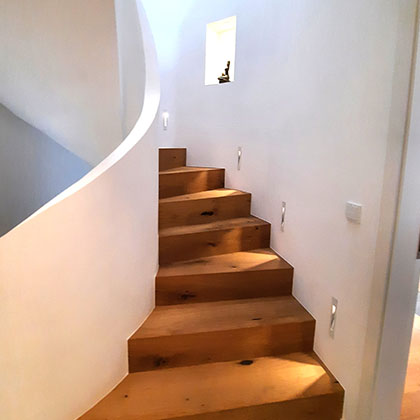 Treppe mit verkleideten Stufen aus Holz.
