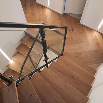 Treppe mit eingelassenen Holzstufen, freischwebend.