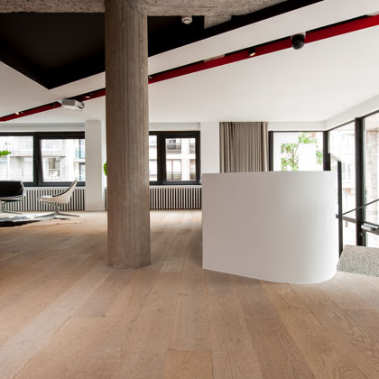 Parkettboden in offenem Büro zusammen mit Beton-Elementen