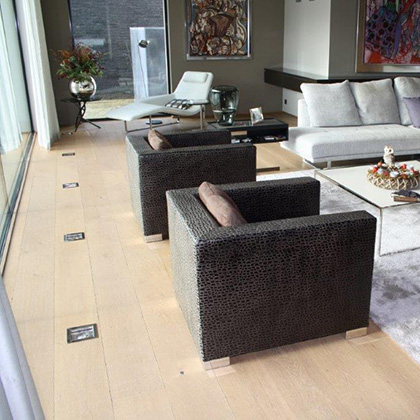 Elegant gealterter Eichenboden in Grau-Braun, 240 mm breit, kombiniert mit einer Treppe, in einem 200 qm Haus in Vaals.
