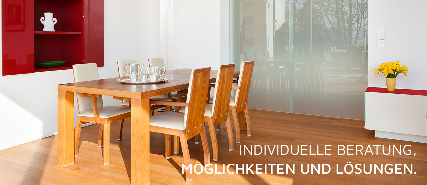 Esszimmer mit Parkettboden, Tischset und Barwagen, Text: 'Individuelle Beratung, Möglichkeiten und Lösungen.'